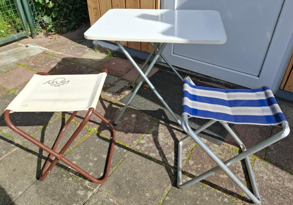 Campingtafel met krukjes. Vintage design., Caravans en Kamperen, Kampeermeubelen, Ophalen of Verzenden, Campingtafel