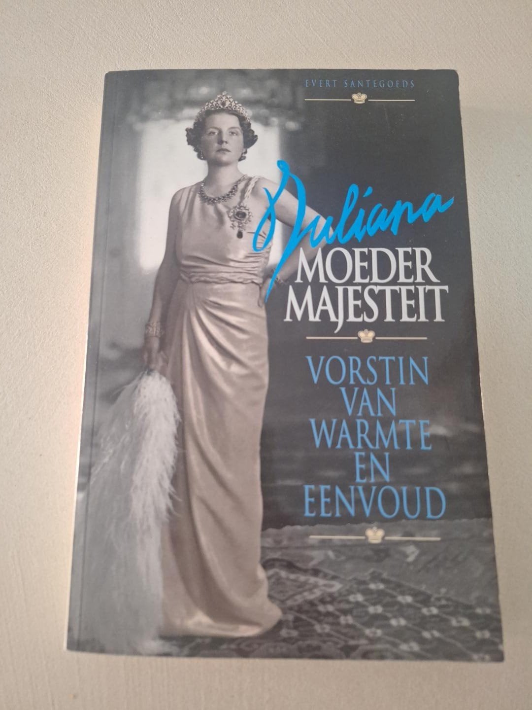 Juliana, Moeder, Majesteit - Evert Santegoeds (1994), Ophalen, Gelezen, Evert Santegoeds, Politiek