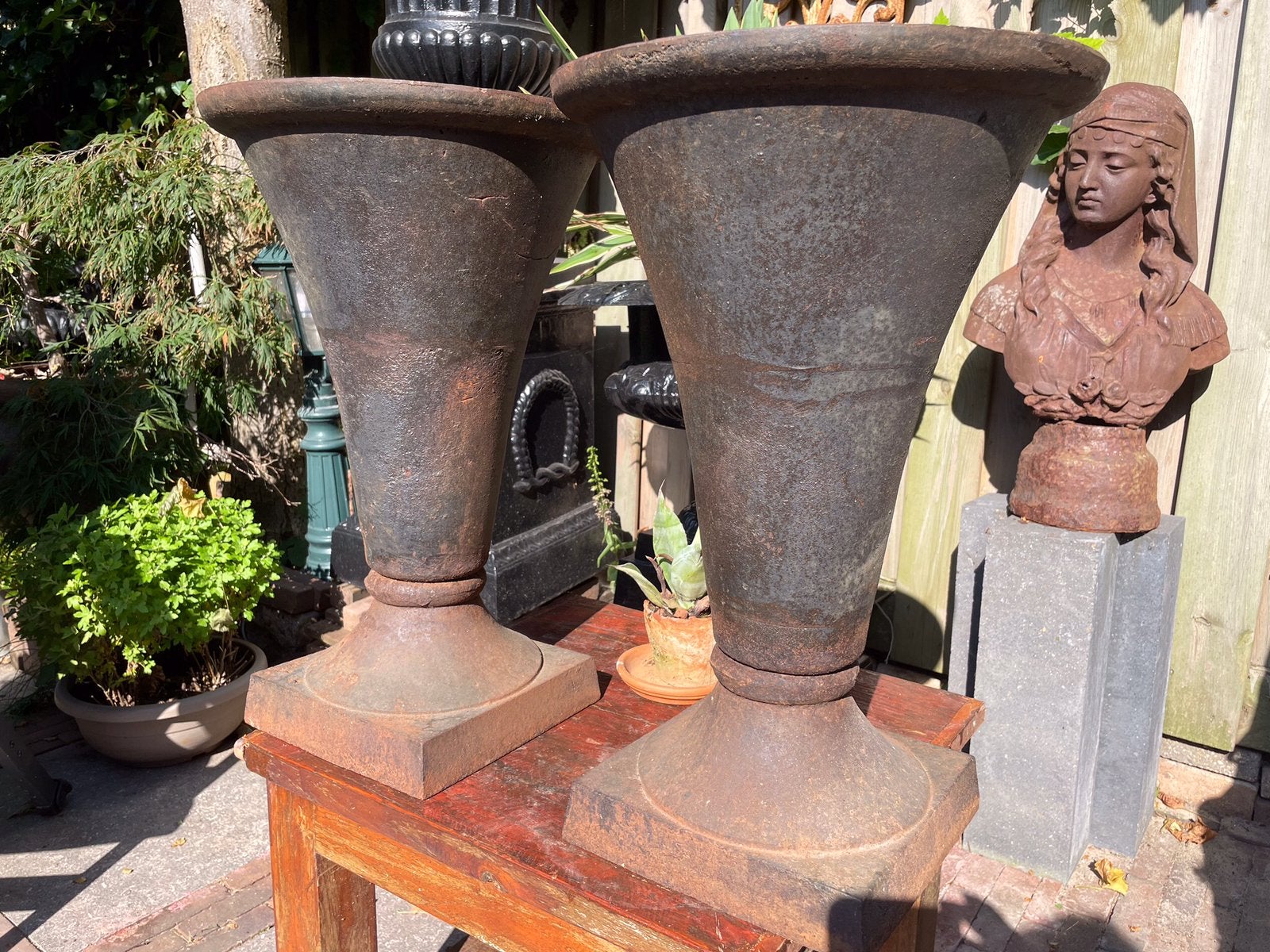 2 gietijzeren kelkvazen tuinvazen brocante, Tuin en Terras, Ophalen, Zo goed als nieuw