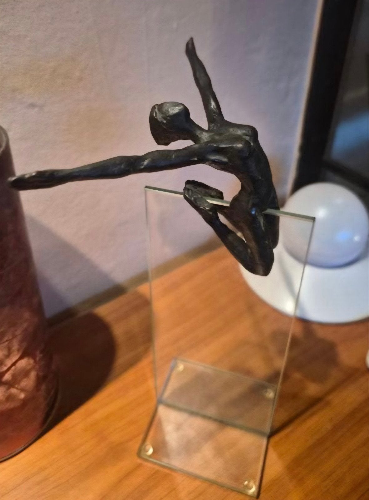 Bronzen beeld van een danseres op glazen sokkel, Antiek en Kunst, Ophalen, Brons, Op sokkel, Beeld