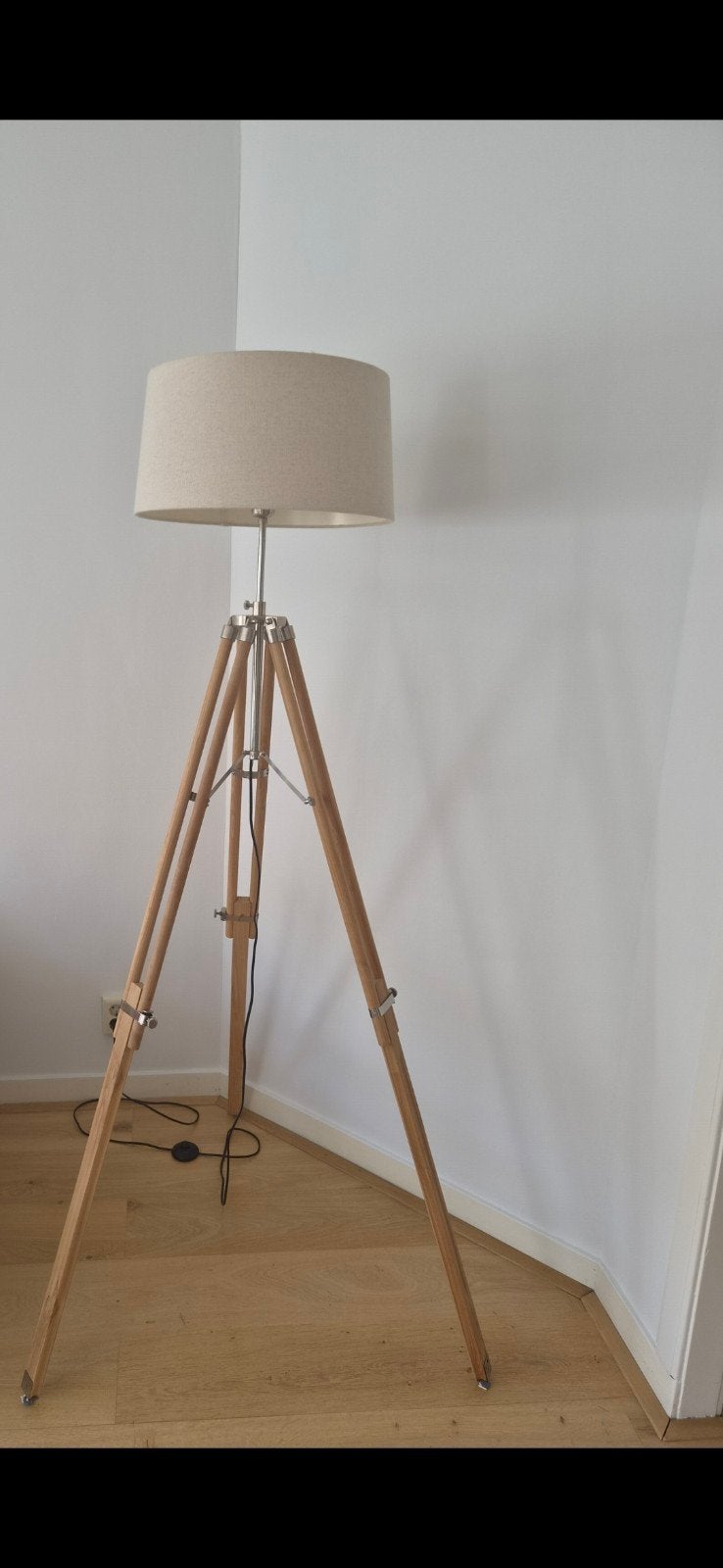 Stijlvolle vintage vloerlamp met houten driepoot en stoffen, Modern, Scandinavisch, Zo goed als nieuw, Textiel, 150 tot 200 cm