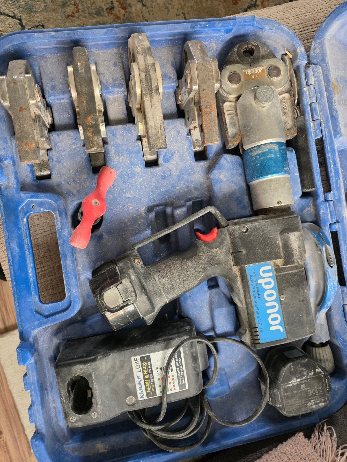 Uponor persmachine met VSH en Uponor bekken, Ophalen, Gebruikt