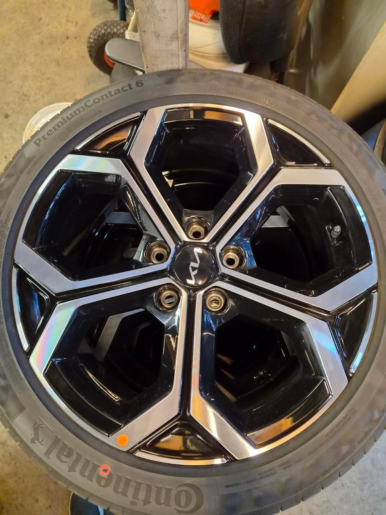 Kia velgen 18 inch Nieuw met continental 225 45 18 Nieuw, Auto-onderdelen, Banden en Velgen, Ophalen, 18 inch, Gebruikt, Banden en Velgen