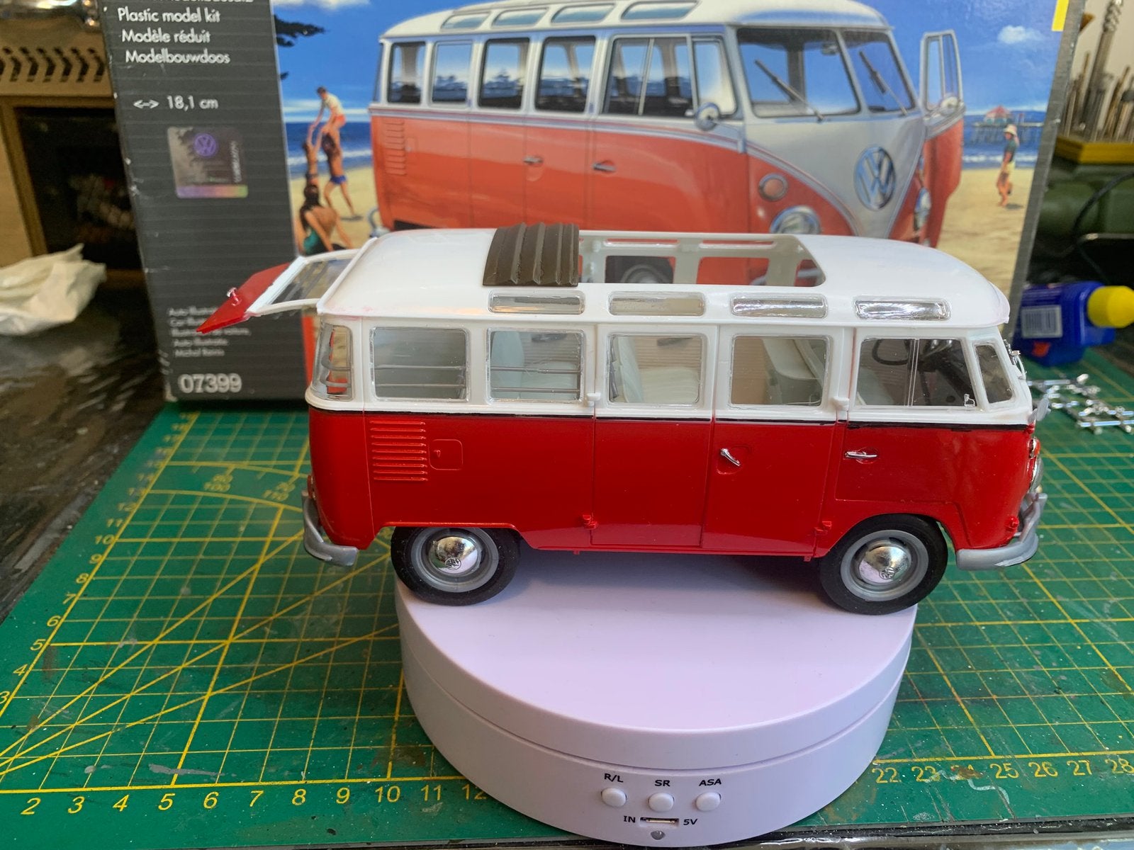 Nederland Volkswagen T1 ‘Samba Bus’ schaal 1:24 gebouwd, Gebruikt, Revell, Groter dan 1:32, Ophalen of Verzenden
