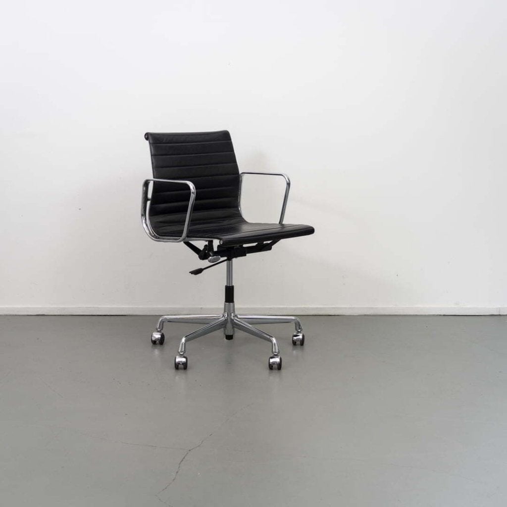 Vitra Eames EA 117 Bureaustoel Zwart Leer - Chroom, Niet ingevuld, Zo goed als nieuw, Niet ingevuld, Niet ingevuld