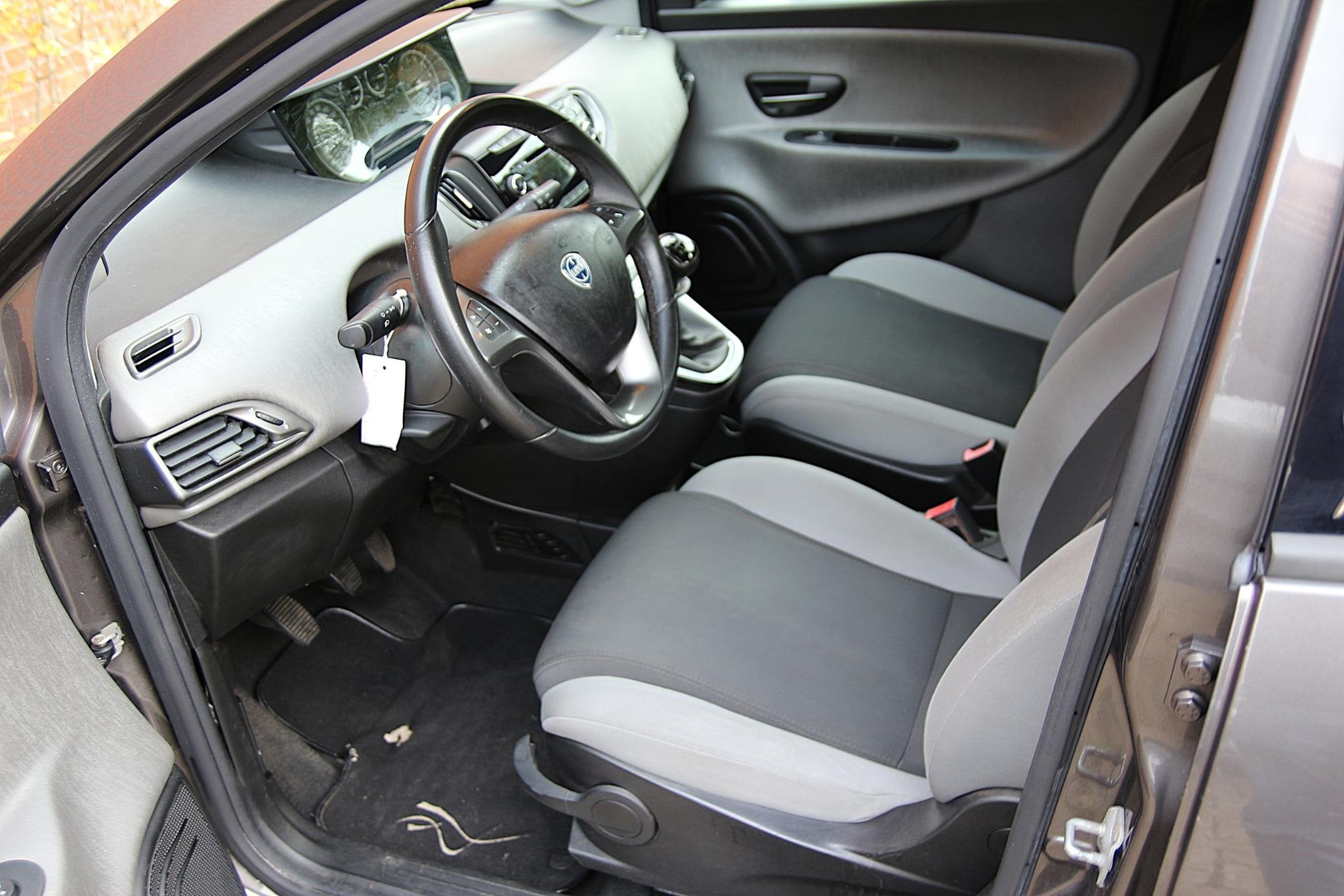 Lancia Ypsilon 0.9 TwinAir 86pk Silver | NL-auto | 5 deuren, Auto's, Voorwielaandrijving, Gebruikt, Bruin, Origineel Nederlands