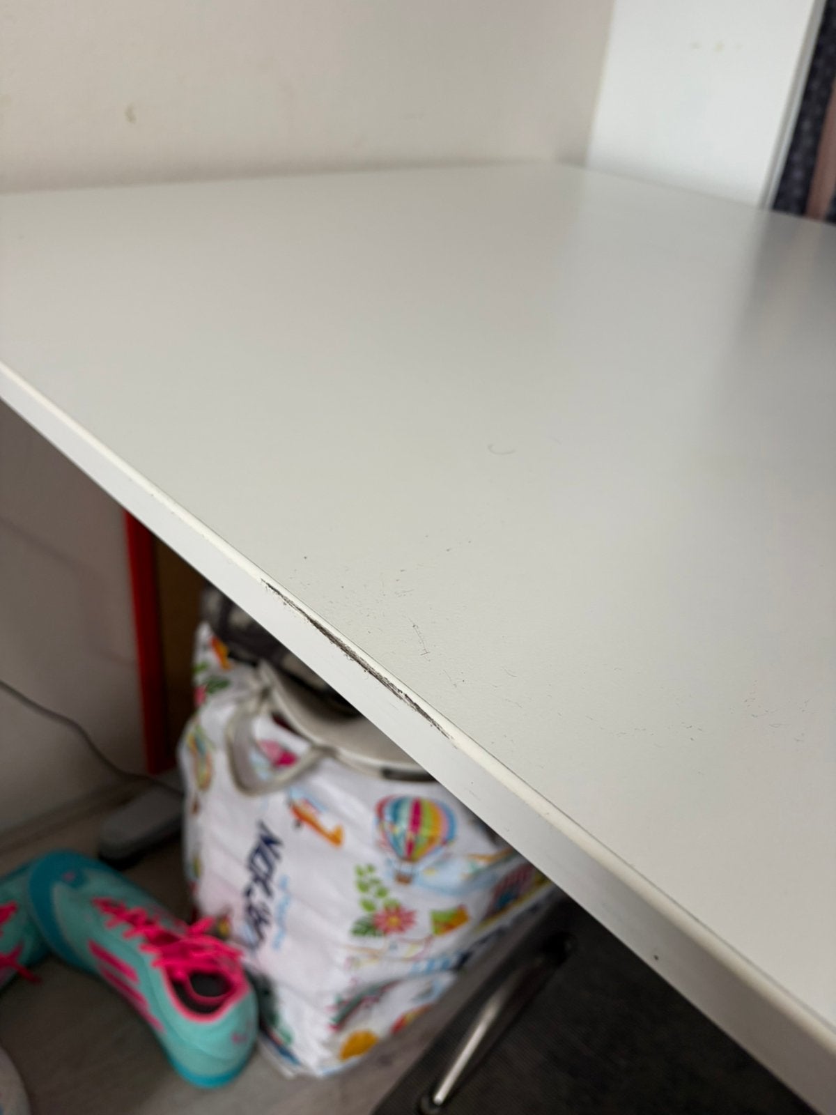 Stevig wit bureau. afmetingen L: 1,60 M, B: 1,05 M, H: 1 M, Ophalen, Gebruikt, Hout, IKEA
