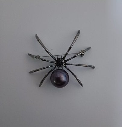 Broche spin met parel donkergrijs  , Overige materialen, Nieuw, Ophalen of Verzenden, Grijs
