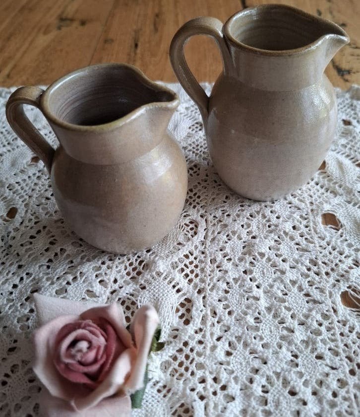 2 Kleine Franse gres kannetjes van dezelfde potterie, Ophalen of Verzenden