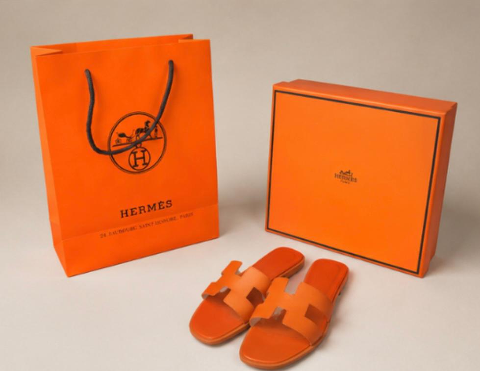 Hermès Oran Sandals • Kleur: Iconisch Hermès Oranje, Kleding | Dames, Schoenen, Slippers, Nieuw, Oranje, Ophalen of Verzenden