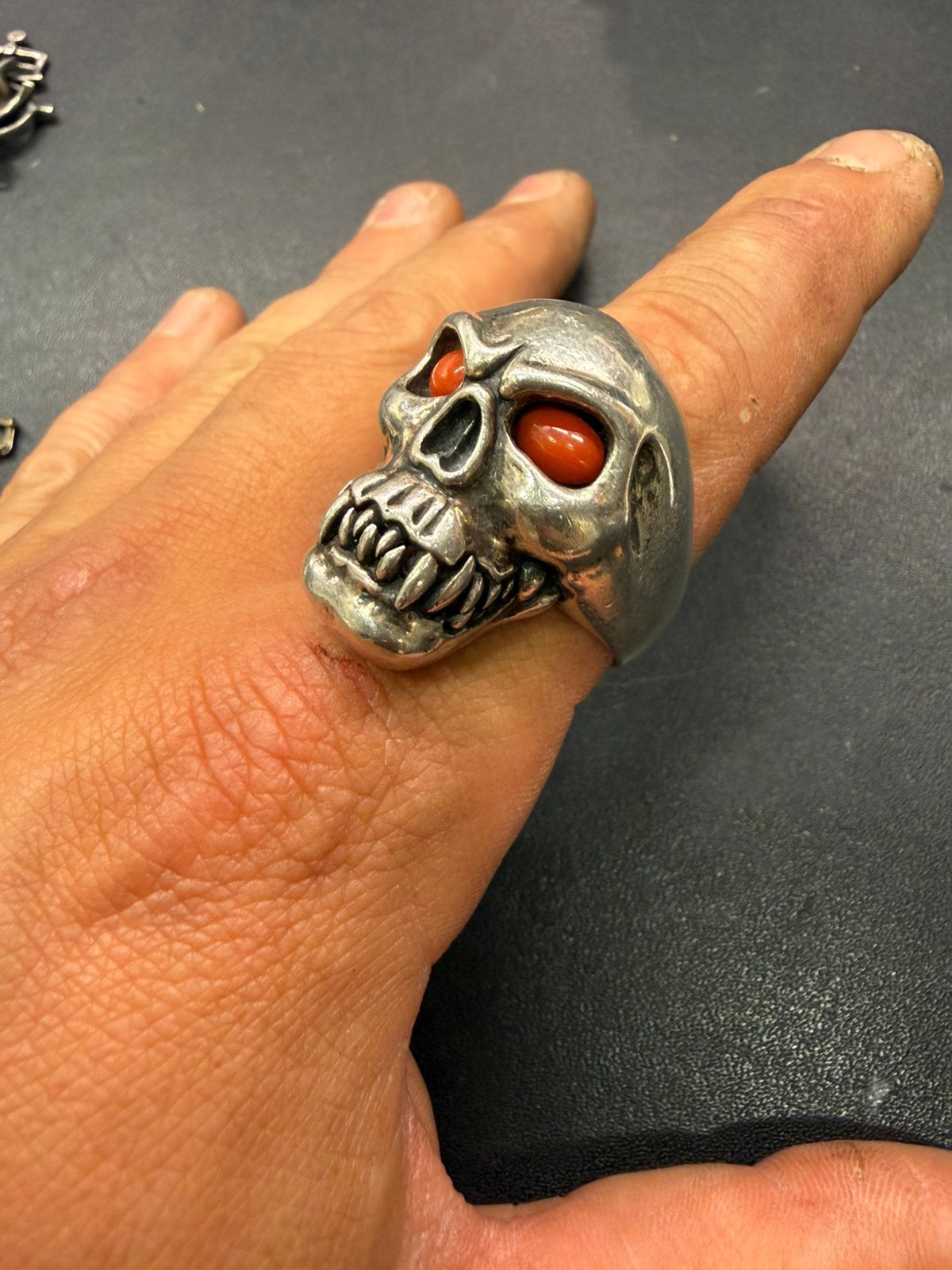 Zilveren biker skull ring met bloedkorsal, Sieraden, Tassen en Uiterlijk, Ringen, 20 of groter, Ophalen of Verzenden, Zo goed als nieuw