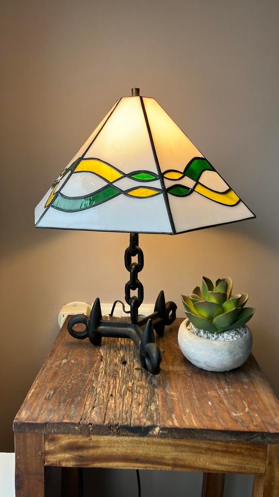 Lamp met smeedijzeren voet - 43 cm hoog, Antiek en Kunst, Antiek | Lampen, Ophalen of Verzenden