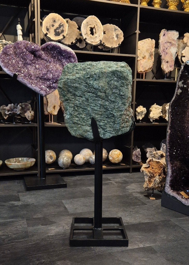 Grote Fuchsiet op hoge standaard 63,6 kilo, Verzamelen, Mineralen en Fossielen, Ophalen of Verzenden