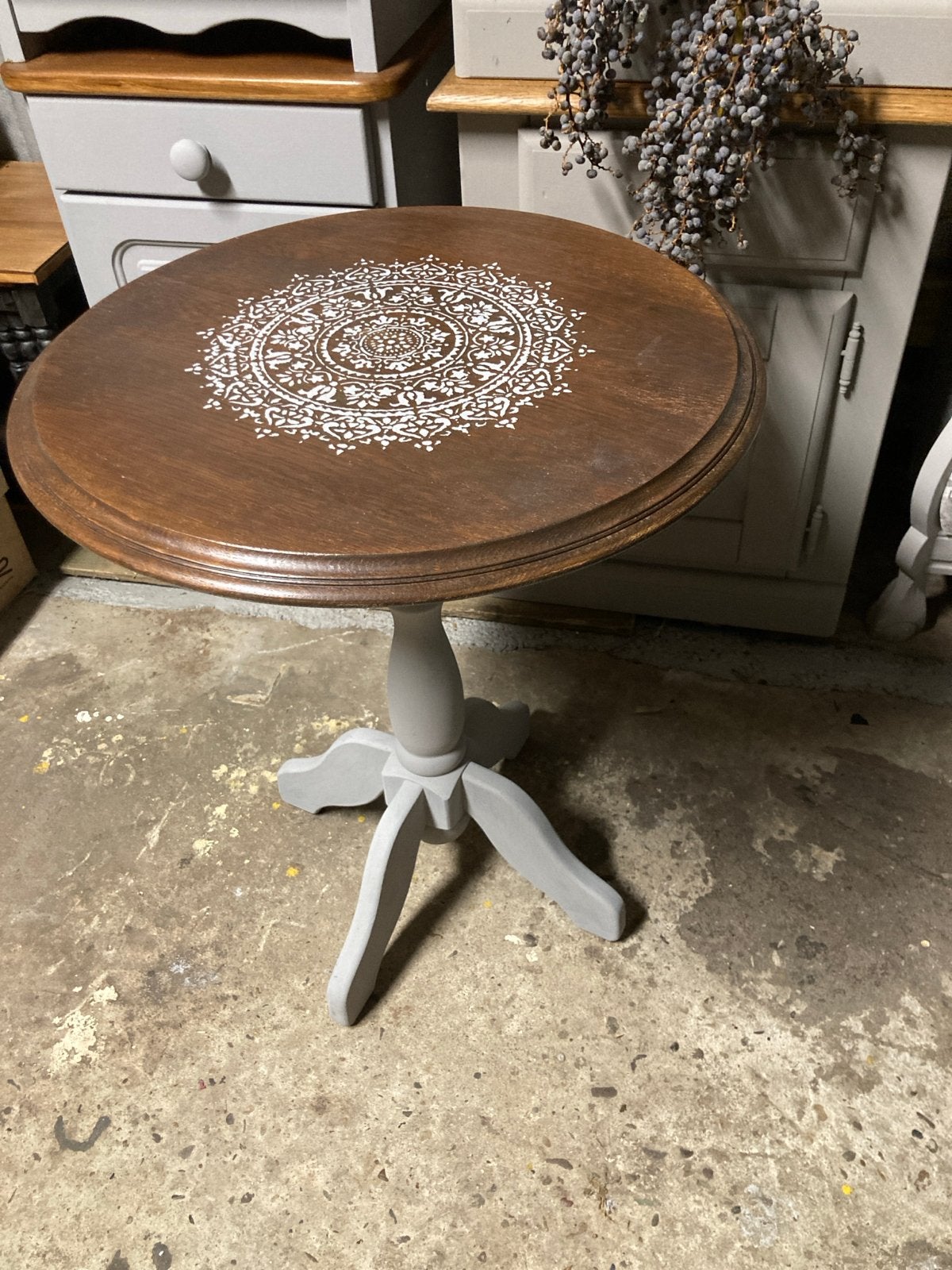 Unieke bijzettafel met mandala decoratie wijntafeltje, Huis en Inrichting, Minder dan 55 cm, Gebruikt, Rond, Hout