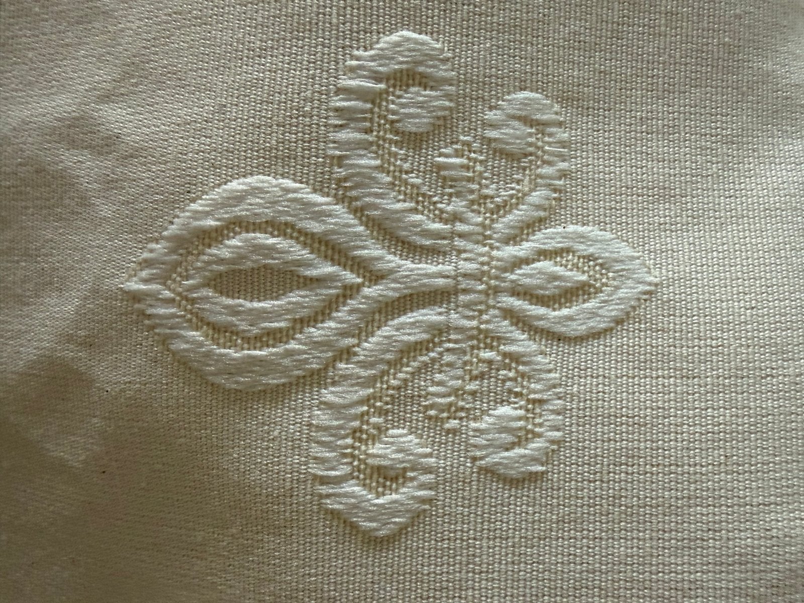 Zware katoenen stof met Franse lelie - 2 lappen, 120 cm of meer, Beige, Ophalen of Verzenden, Katoen