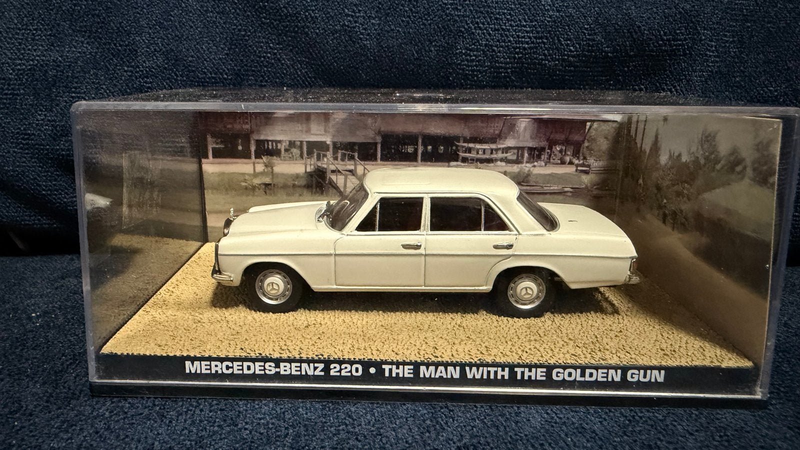 Mercedes-Benz 220 'The Man with the Golden Gun' model, Hobby en Vrije tijd, Modelauto's | 1:43, Ophalen of Verzenden, Zo goed als nieuw