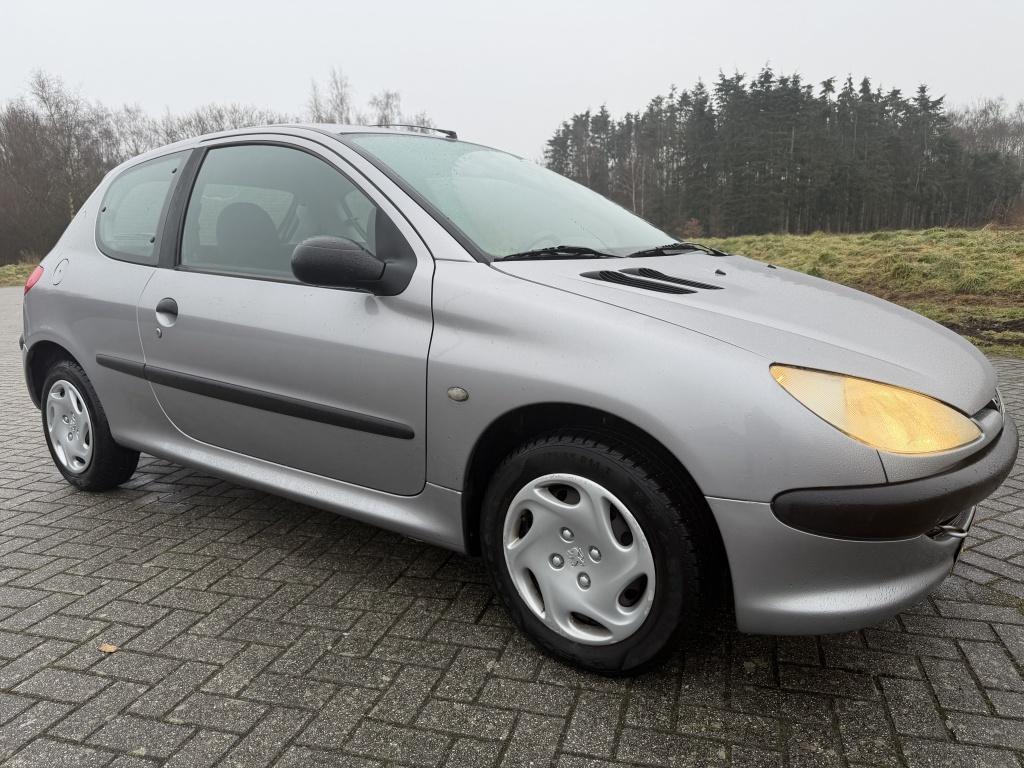 Peugeot 206 1.1 XR (bj 2003), Voorwielaandrijving, Gebruikt, 31 €/maand, 4 cilinders