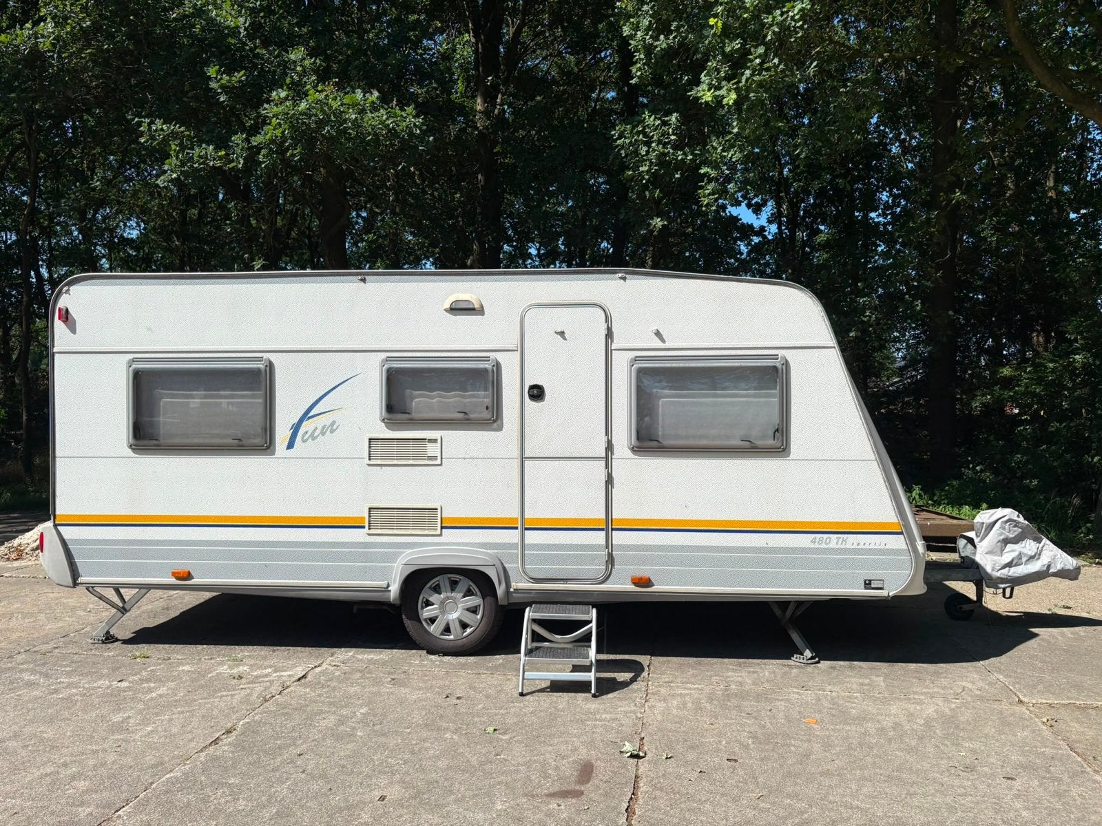 Burstner Fun 480 TK - Ruime gezinscaravan met stapelbed, Caravans en Kamperen, Caravans, Particulier, tot en met 5, 750 - 1000 kg