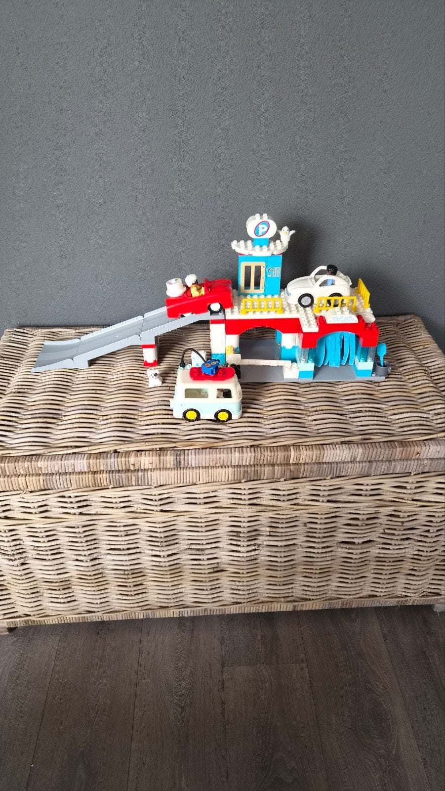 Lego Duplo .Parking garage en wasstraat., Verzamelen, Speelgoed, Ophalen of Verzenden, Zo goed als nieuw