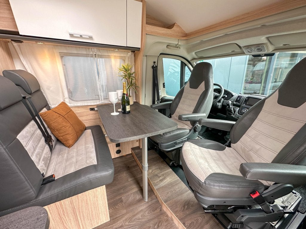 Foto 2 van Sunlight V66 Adventure Edition - Lengte bedden