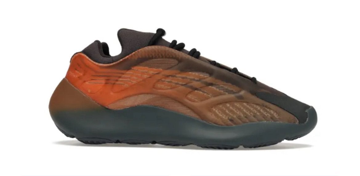 Yeezy 700 V3 Dark Glow - Amper gedragen, Bruin, Verzenden, Sneakers of Gympen, Zo goed als nieuw