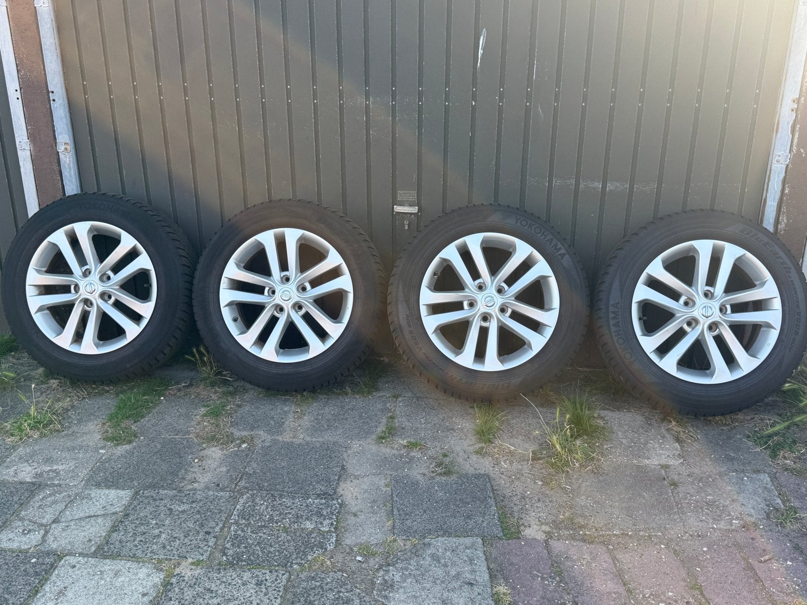 Nissan 17 inch velgen met Yokohama winterbanden, Ophalen, Banden en Velgen, 17 inch, Winterbanden