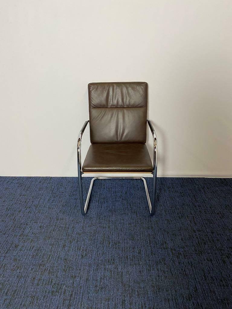 137 x Vergaderstoel Thonet S61, design, bruin leder, chroom, Ophalen, Gebruikt, Bruin, Vijf, Zes of meer stoelen