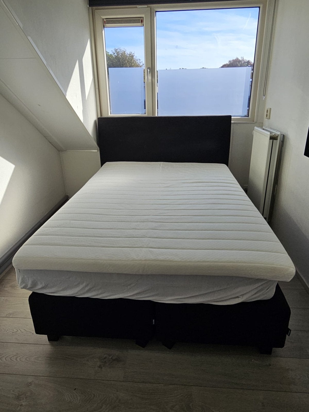 Zo goed als nieuwe IKEA boxspring 140x200 met topper, Zwart, Tweepersoons, Zo goed als nieuw, 200 cm