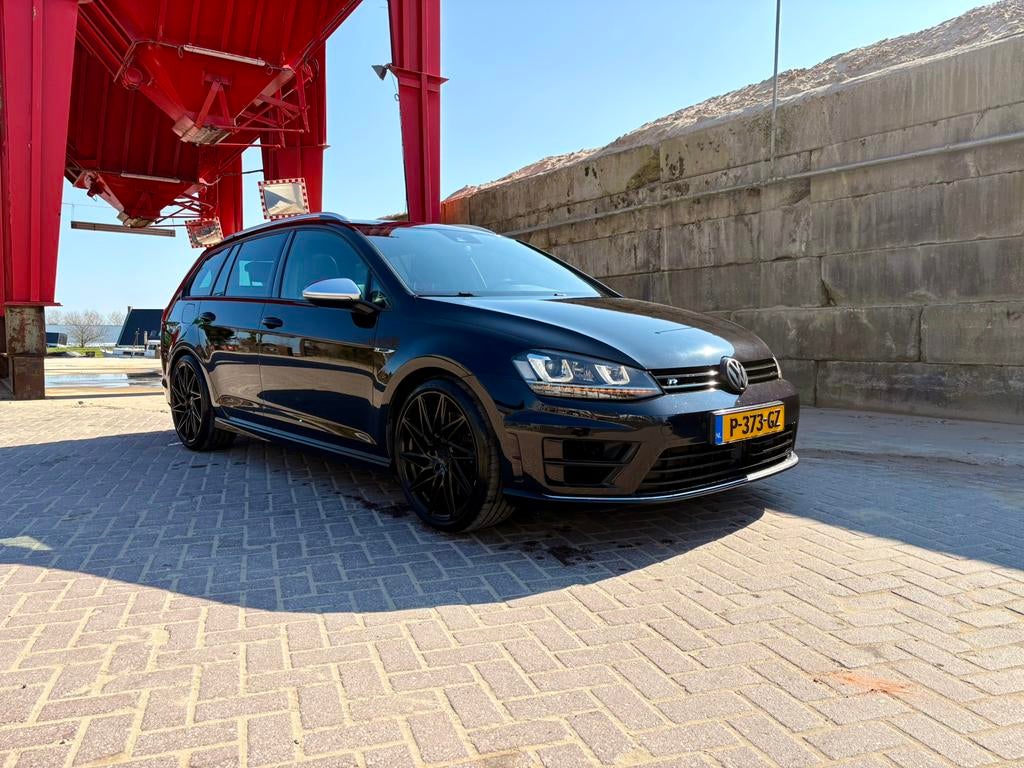 VW Golf 7R Variant Stage 2 (367pk)|Pano|Dynaudio|Leder|DCC, Auto's, Volkswagen, Automaat, Zwart, 1984 cc, Zwart