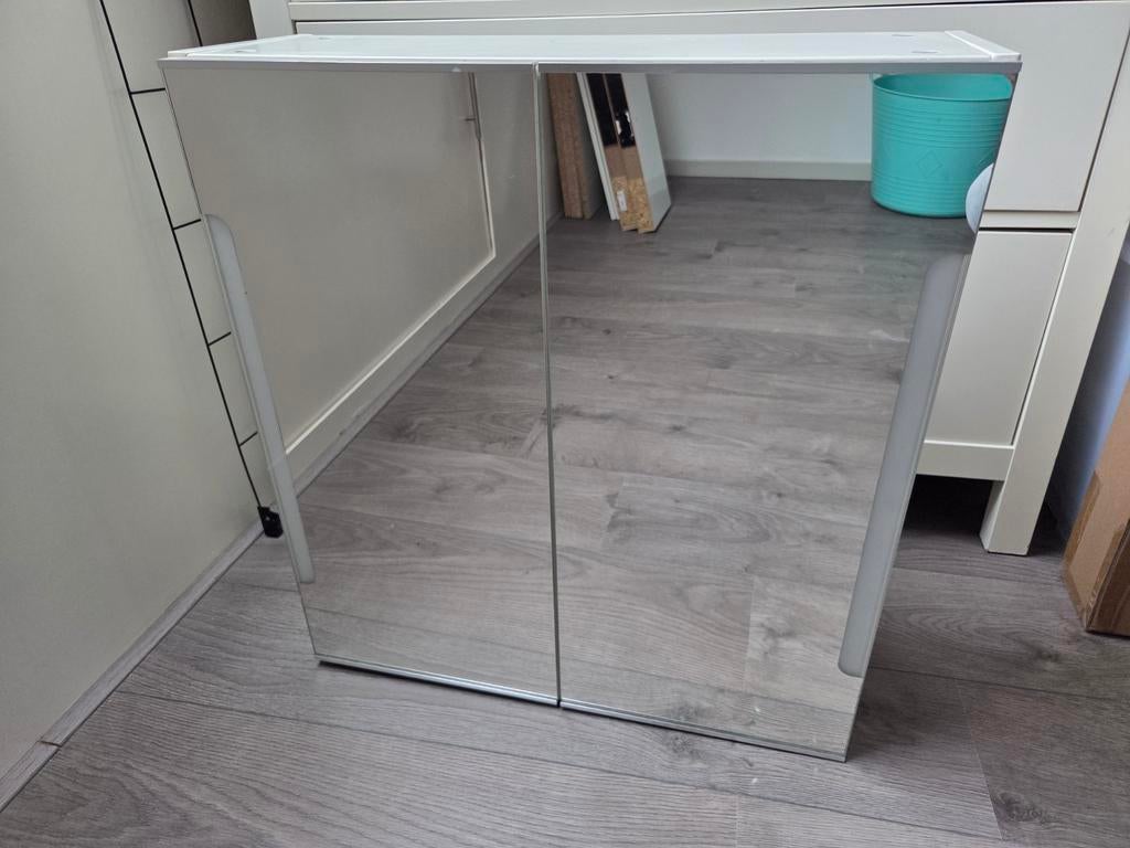 IKEA Spiegelkast met Verlichting en Stopcontact - 60x64x21cm, Huis en Inrichting, Ophalen, 50 tot 100 cm, Minder dan 25 cm, Minder dan 100 cm