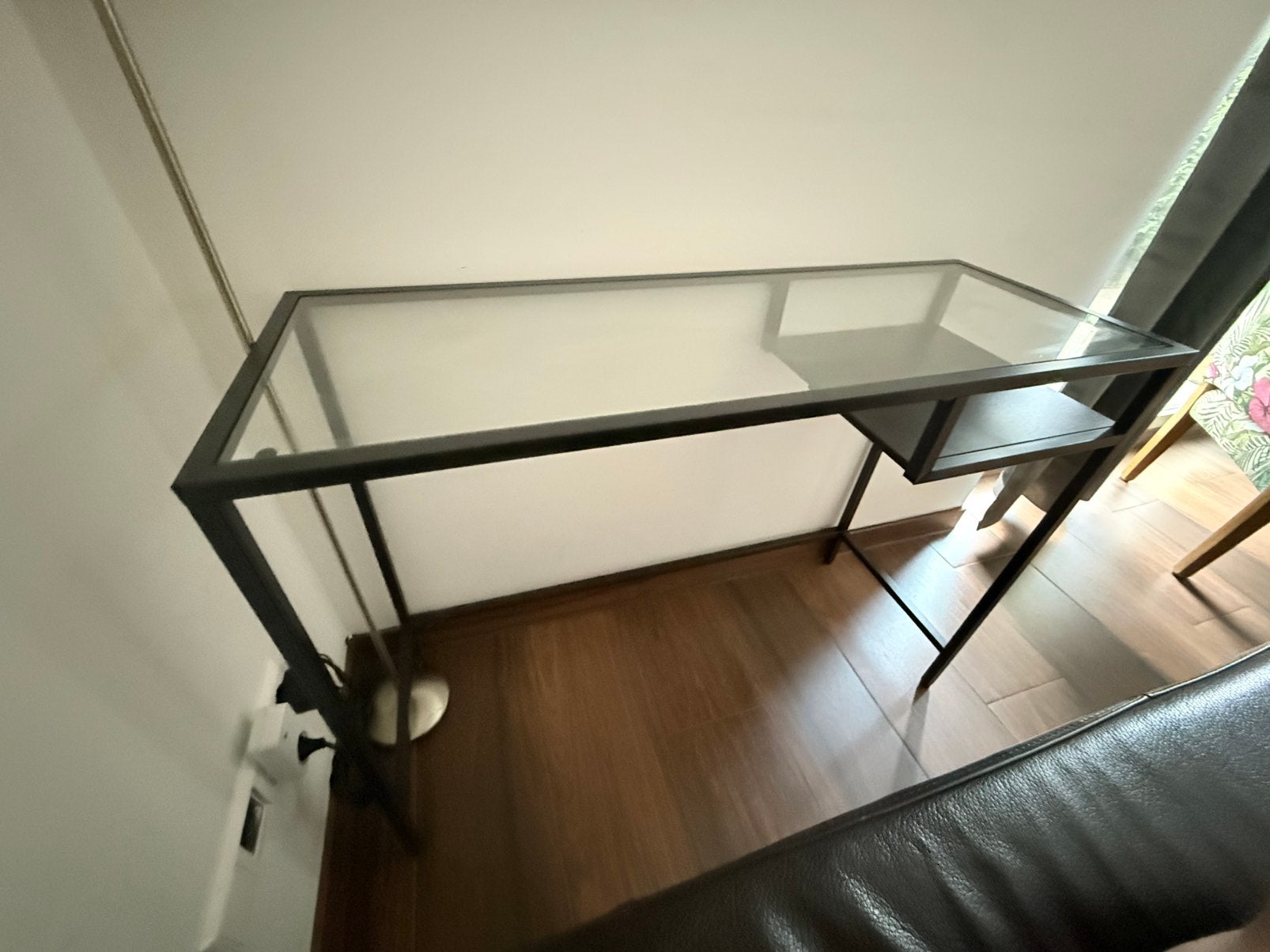 IKEA VITTSJÖ Laptoptafel / Bureau – Zwartbruin en Glas, Overige typen, Zo goed als nieuw, IKEA, Overige materialen