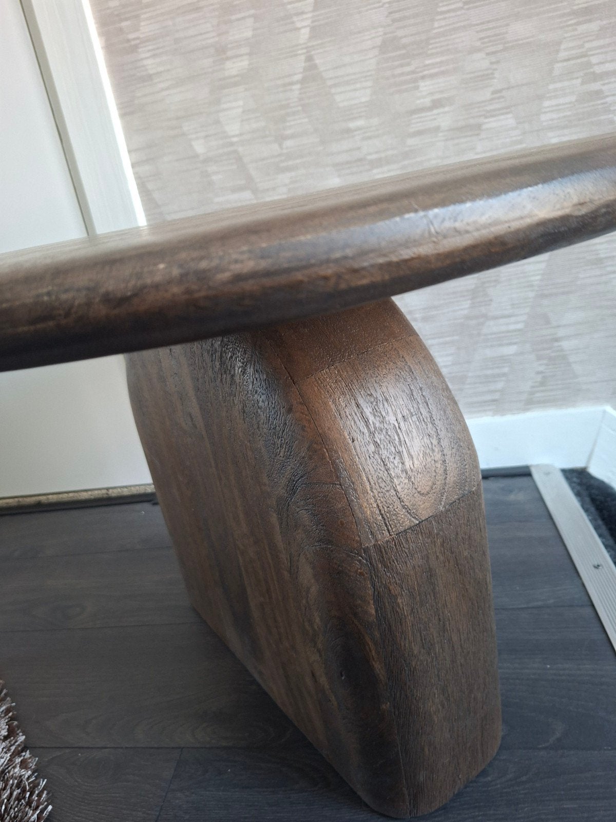 Foto 5 van Donker houten mango bijzet/salontafel - Robuust en stijlvol