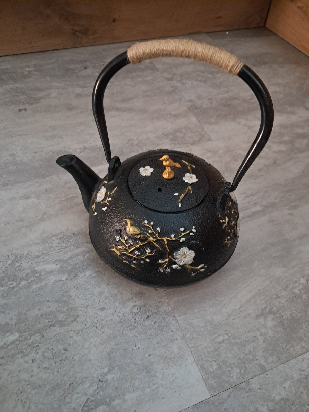 Gietijzeren theepot met bloesemdecoratie, Theepot/fluitketel, Gebruikt, Ophalen of Verzenden, Zwart