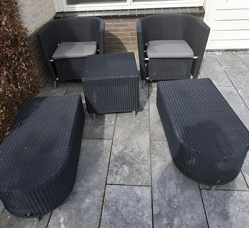 Borek loungeset: 2 stoelen, 2 voetenbanken, tafel en kussens, Tuin en Terras, Overige materialen, Gebruikt, Loungeset, Ophalen