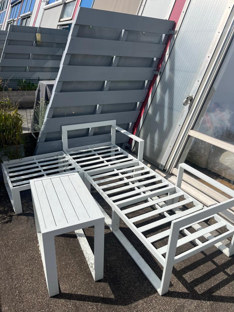 Witte aluminium loungeset met bijzettafel, Tuin en Terras, Tuinsets en Loungesets, Ophalen, Gebruikt, 3 zitplaatsen, Aluminium