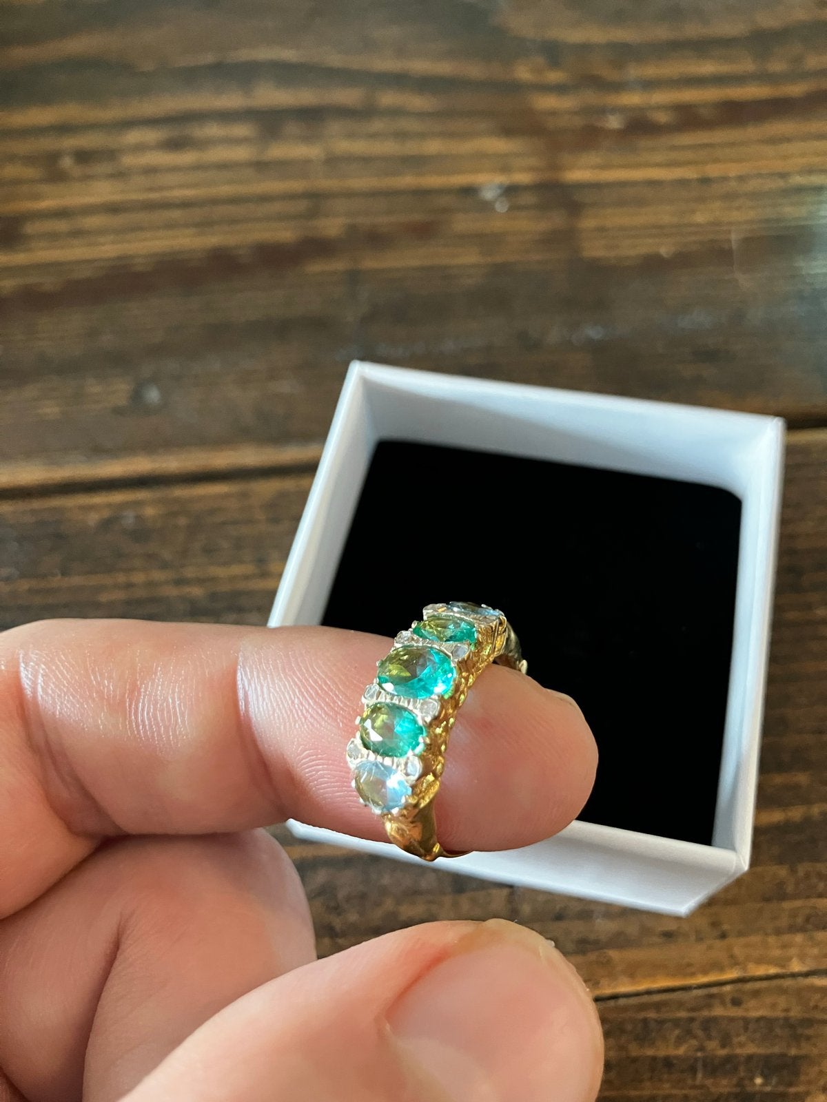 Gouden ring met smaragden en diamanten, Ophalen of Verzenden, Zo goed als nieuw, 17 tot 18, Met edelsteen