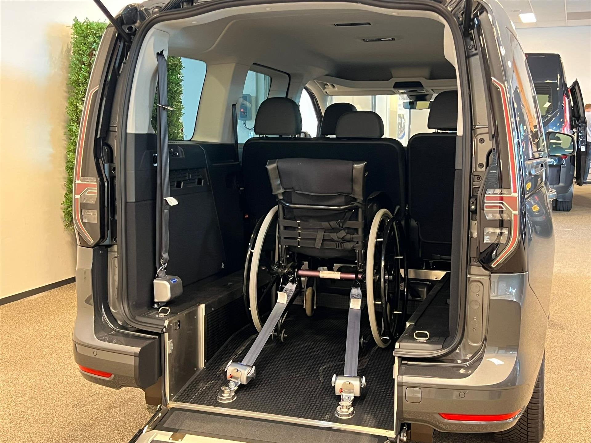 Volkswagen Caddy Maxi L2 Rolstoelauto Automaat 5+1 STYLE uit, Auto's, Bestelauto's, Automaat, Stof, Zwart, 4 cilinders