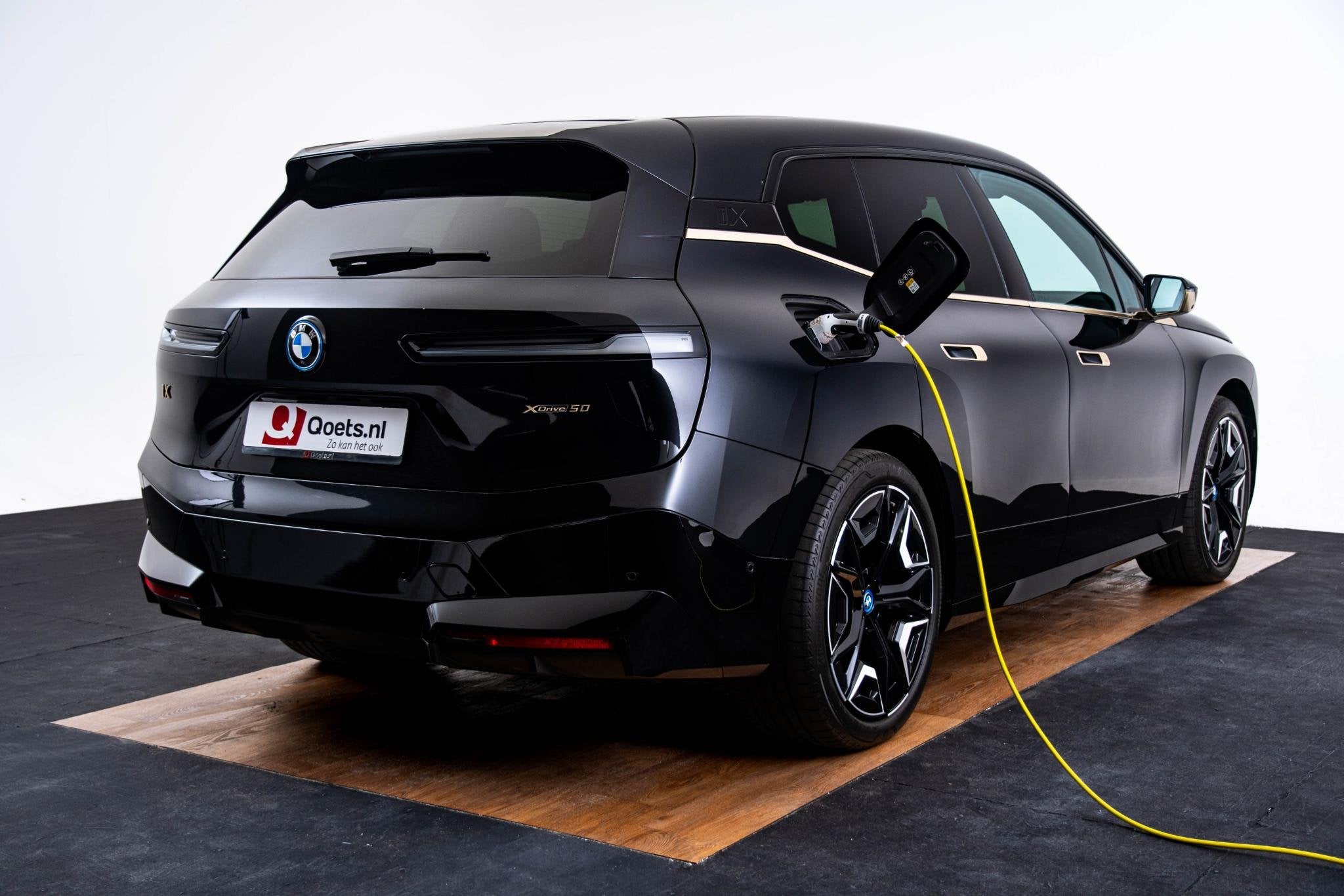 BMW iX xDrive50 High Executive 112 kWh Sportpakket - Panoram, Auto's, Automaat, 660 min, Gebruikt, Met garantie (alle)