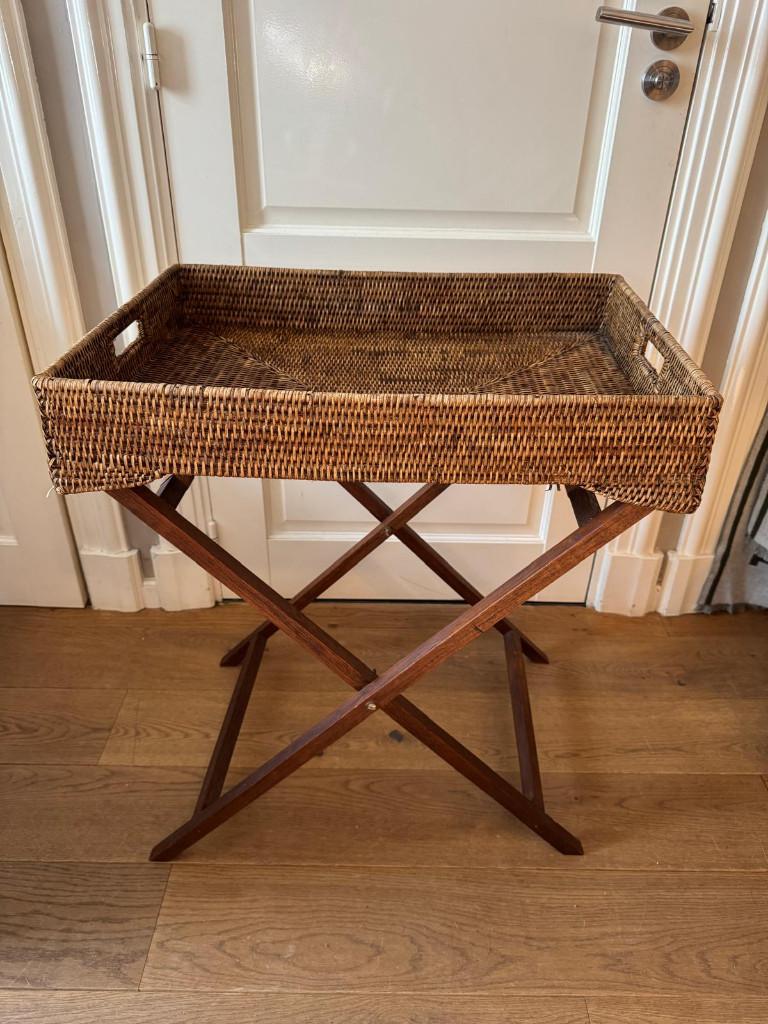 Rattan BUTLER TRAY dienblad op voet sidetable bijzettafel, Hout, Gebruikt, Wilms, Ophalen of Verzenden
