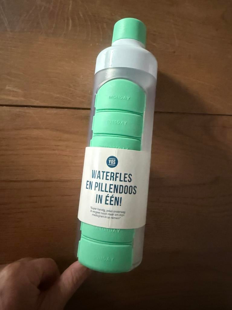 Drink fles met vakjes voor pillen, Ophalen of Verzenden, Zo goed als nieuw