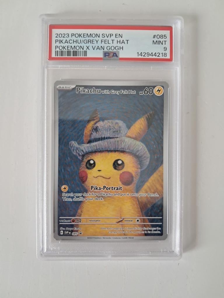 Pikachu with grey felt hat - PSA 9 - Pokémon x Van Gogh, Ophalen of Verzenden, Nieuw, Losse kaart