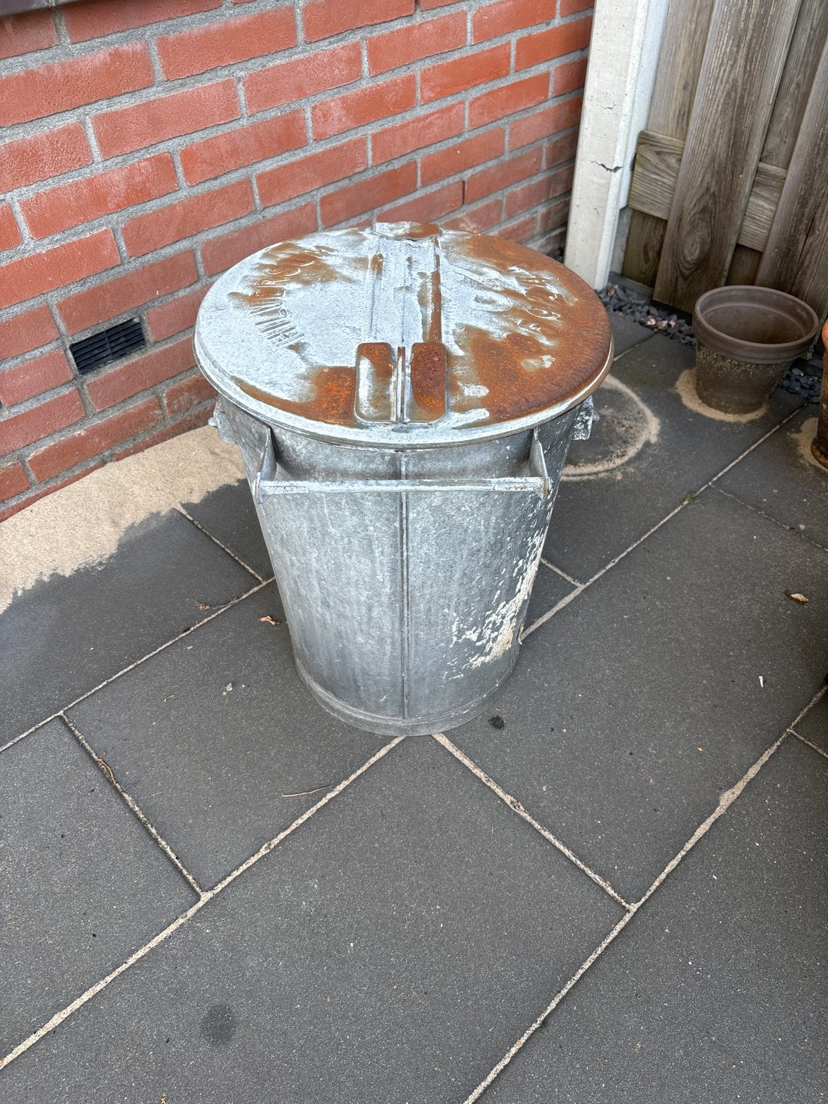 Oude zinken vuilnisbak met deksel, Ophalen, Gebruikt, Metaal, 5 – 50