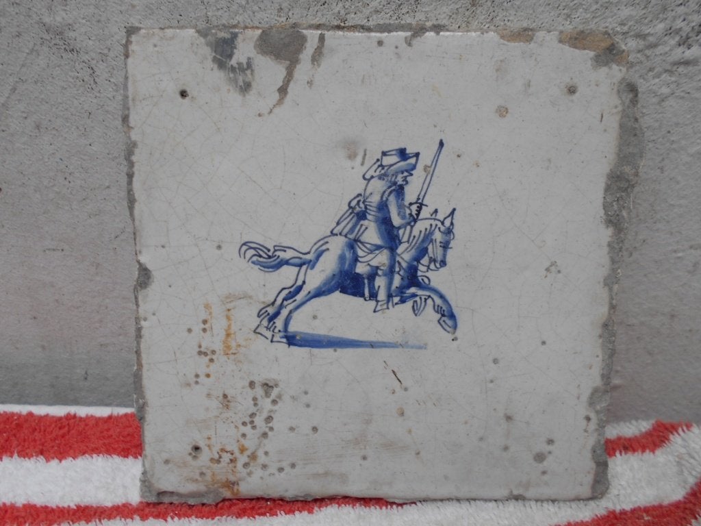 antieke delftse tegel  ridder te paard  17e eeuw?, Antiek en Kunst, Ophalen of Verzenden