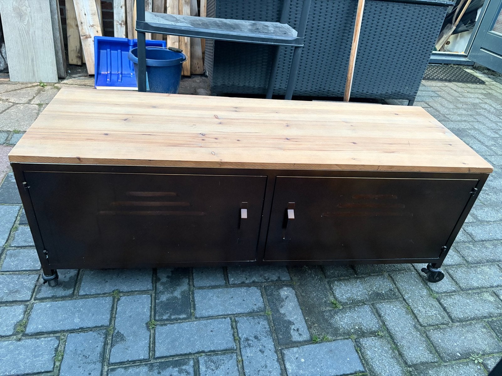 Industriële salontafel/tv-meubel met houten blad, Ophalen, Gebruikt