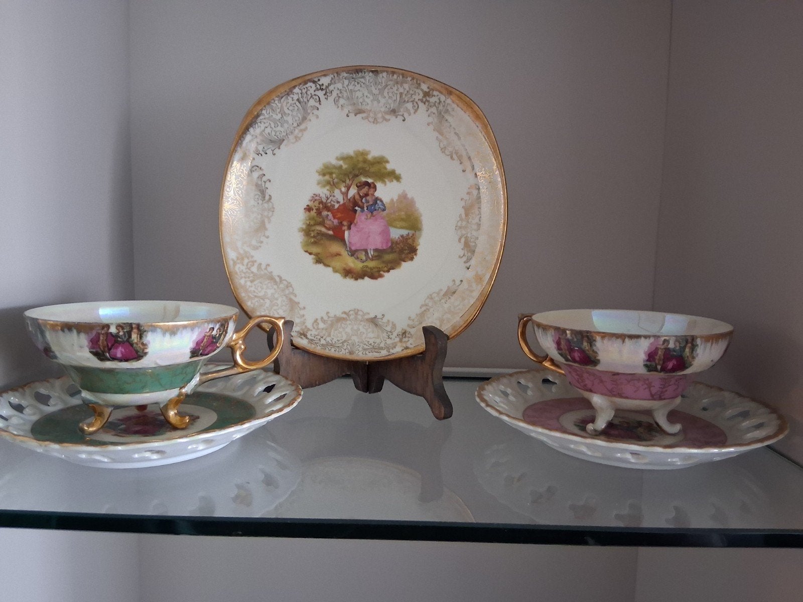 Antieke theeset met gouden details en romantische taferelen, Ophalen