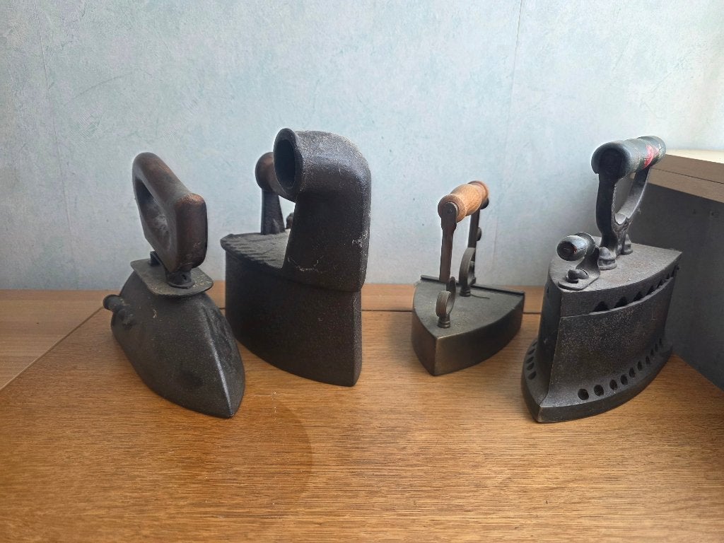 Set van 4 Antieke gietijzeren Strijkijzers - Historisch, Ophalen