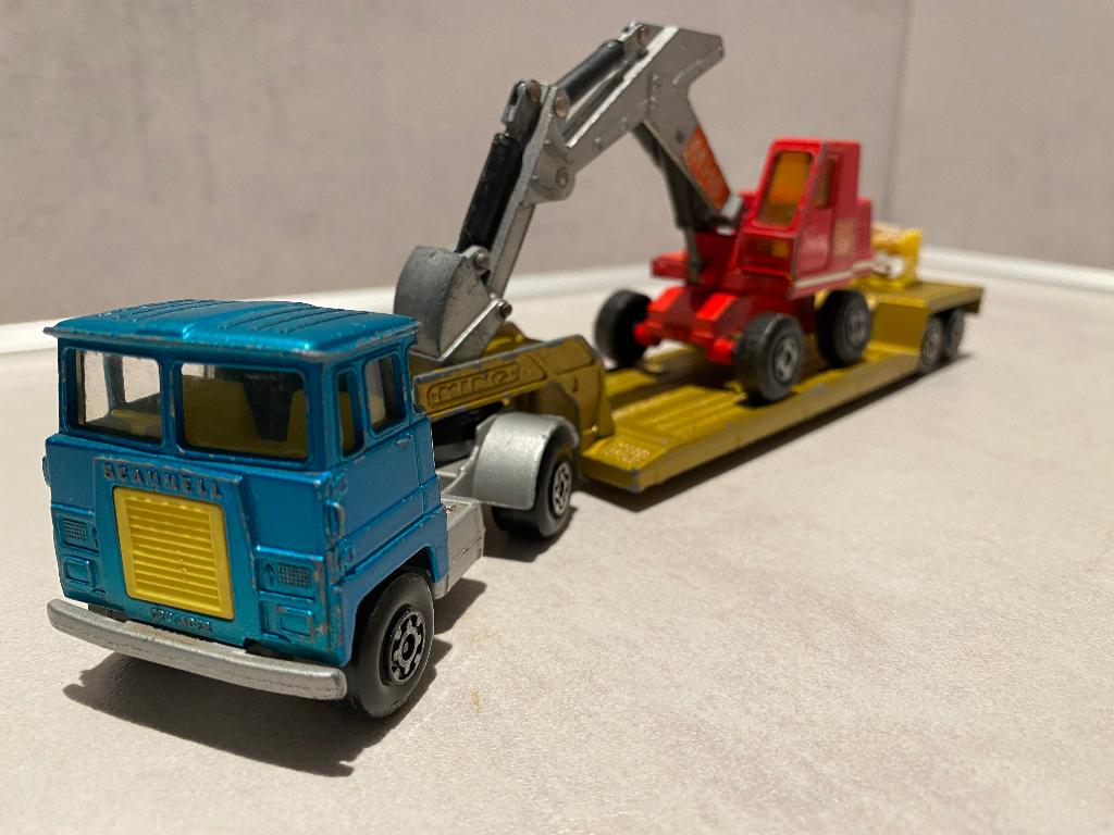 Matchbox truck met dieplader en kraan, Ophalen of Verzenden, Gebruikt, Bus of Vrachtwagen