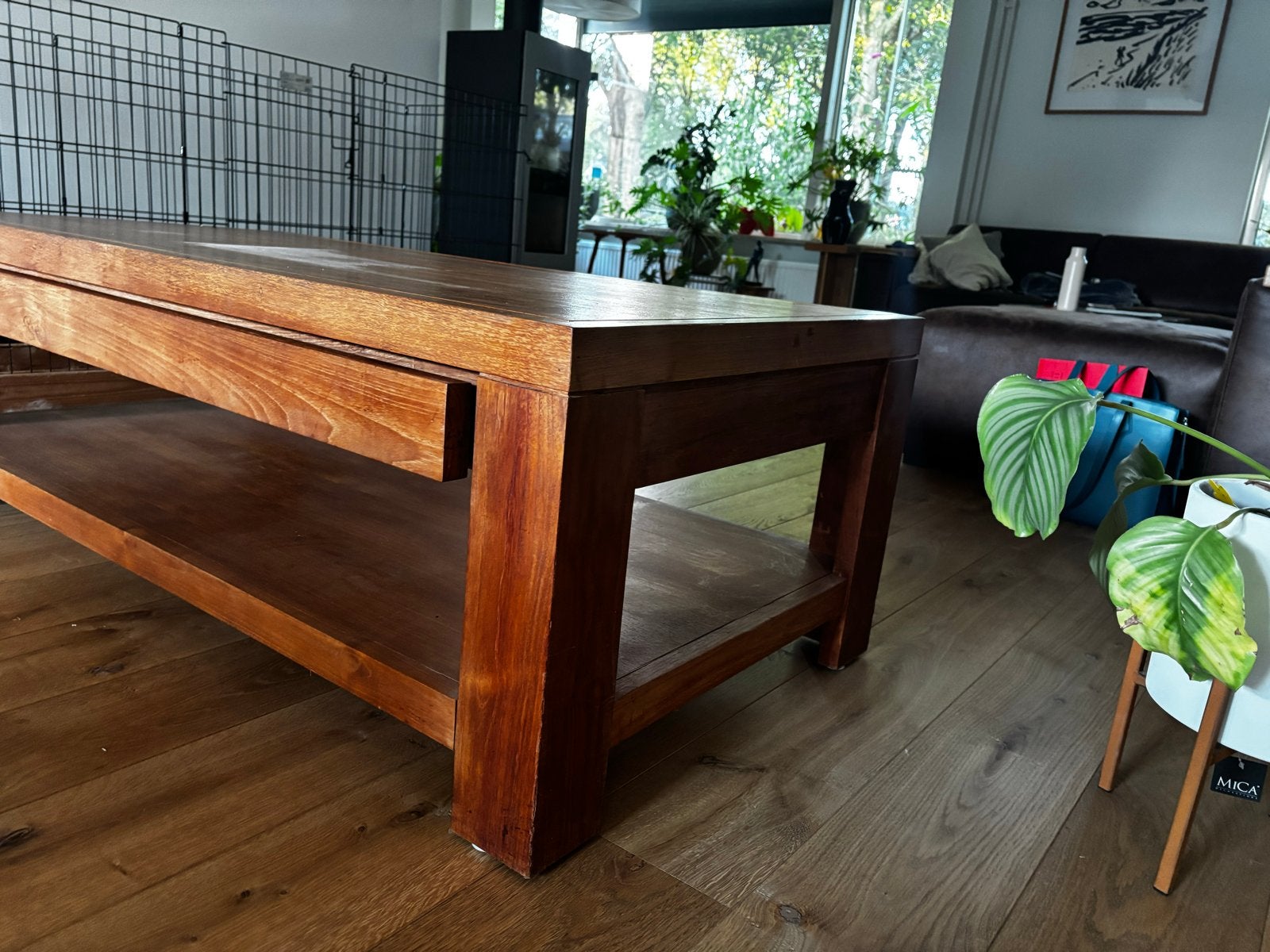 Massief houten salontafel met lade en opbergplank, Huis en Inrichting, Ophalen, Gebruikt, 100 tot 150 cm, 50 tot 100 cm