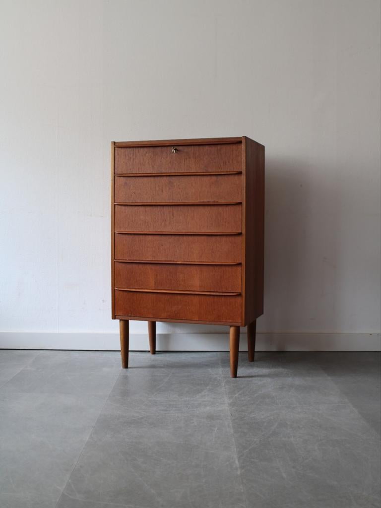 Vintage Deense smalle ladekast in teak, Ophalen, 5 laden of meer, 100 tot 150 cm, 50 tot 100 cm