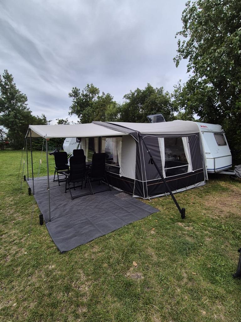 Dethleffs NewLine Caravan met voortent & luifel Isabella, Caravans en Kamperen, Caravans, Frans bed, Treinzit, 750 - 1000 kg, Particulier